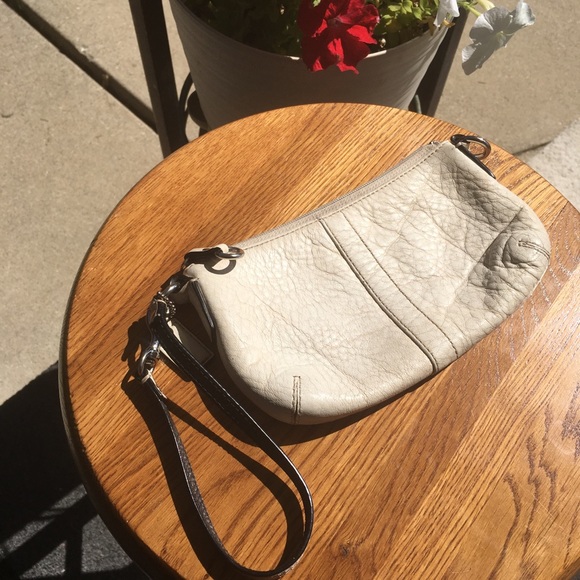 Lovely White Leather COACH Wristlet - Picture 2 of 6